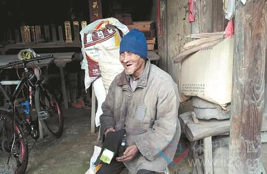 90岁失明老人独居山村70年 煮一次稀饭吃4餐